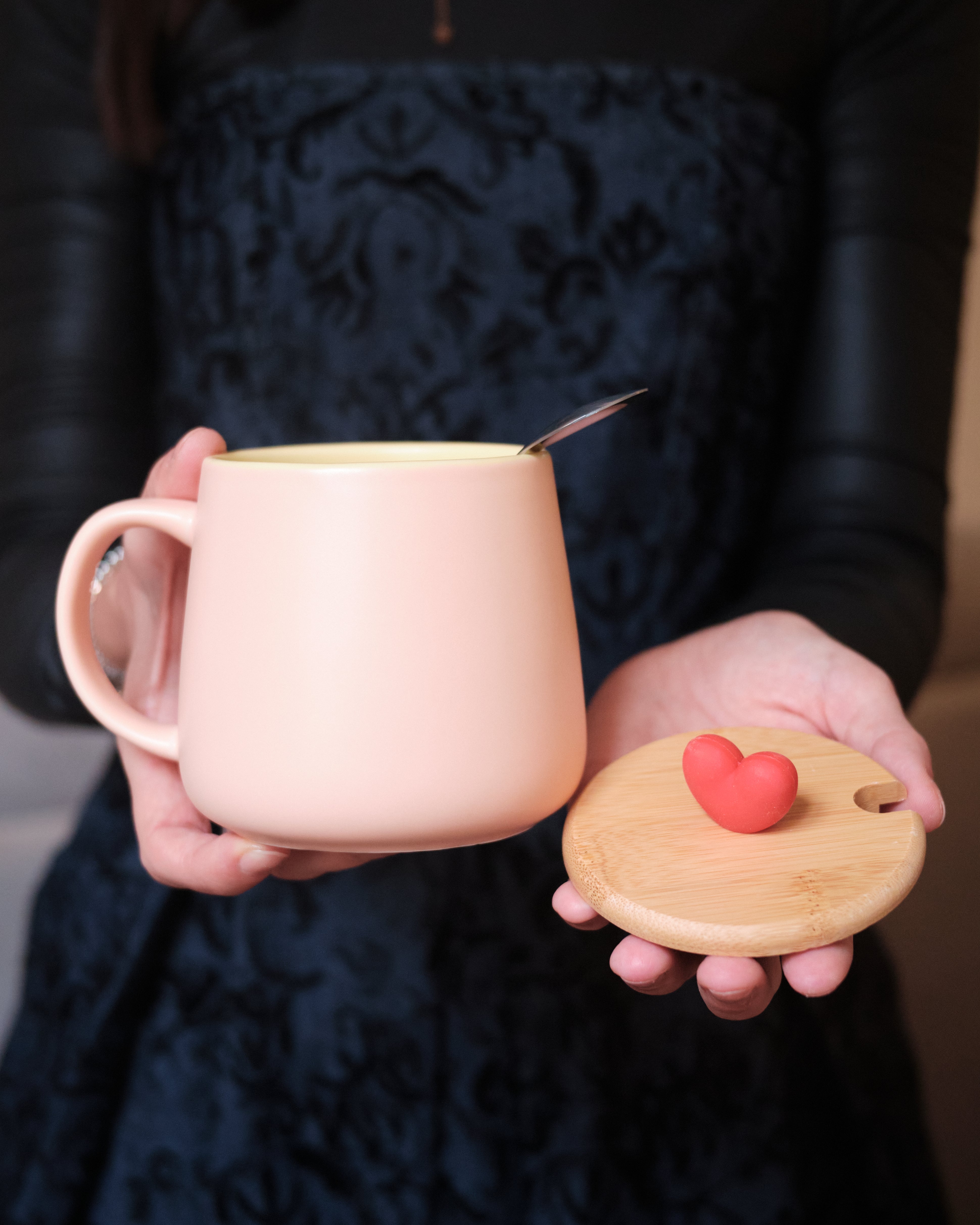Tazza Rosa in Ceramica con coperchio in Bambù a cuore e cucchiaino 450 – Erboristeria Canalchiaro Tazza Rosa in Ceramica con coperchio in Bambù a cuore e cucchiaino 450 – Erboristeria Canalchiaro