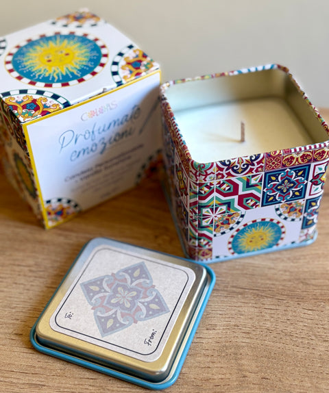 Candela Vegetale con Messaggio "Profumate Emozioni" Vaniglia con scatolina in latta 220 gr Colors Maioliche