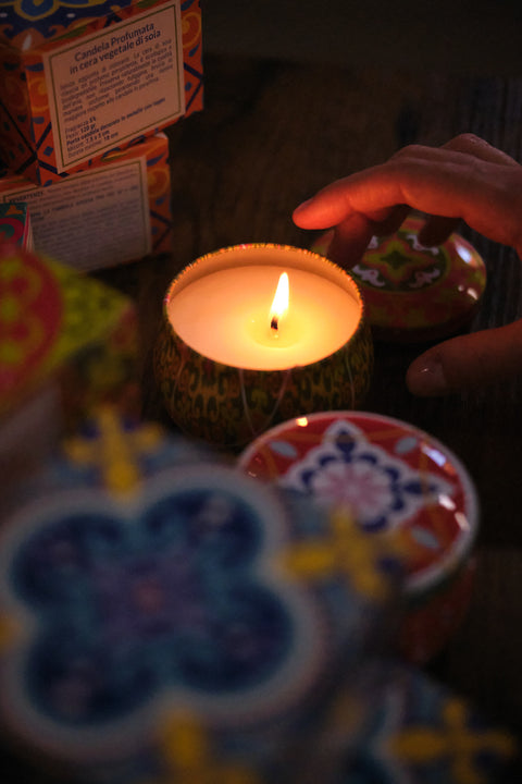 Candela Vegetale in cera di Soia con scatolina in latta 120 gr Maioliche