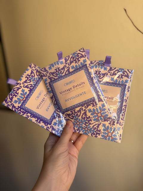 Profumatori Armadio - Confezione con 3 sacchetti profumati Vintage Details - AVVOLGENTE- Colors