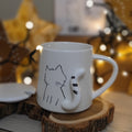 Tazza Mug in porcellana bianca con Gattino in rillievo, coperchio e cucchiaino.