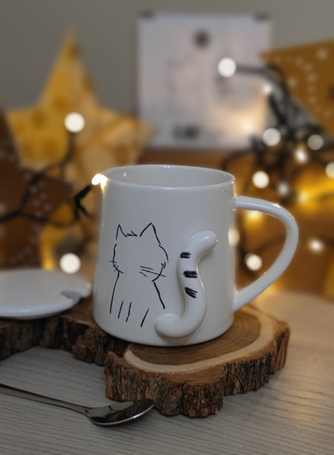 Tazza Mug in porcellana bianca con Gattino in rillievo, coperchio e cucchiaino.