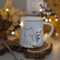 Tazza Mug in porcellana bianca con Gattino in rillievo, coperchio e cucchiaino.