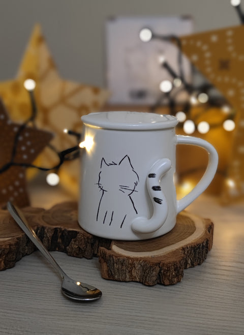 Tazza Mug in porcellana bianca con Gattino in rillievo, coperchio e cucchiaino.